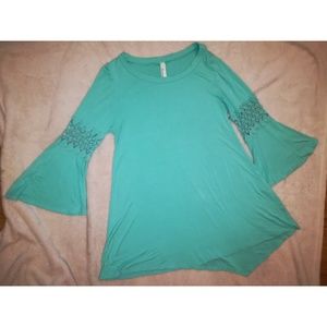 MINT GREEN FLOWY shirt with lacy mid-arm sleeve